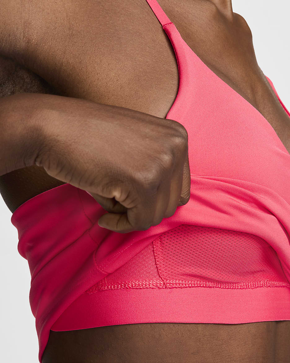 Camiseta de tirantes con bra deportivo con almohadillas de baja sujeción para mujer Nike Indy - Rosa margarita/Blanco