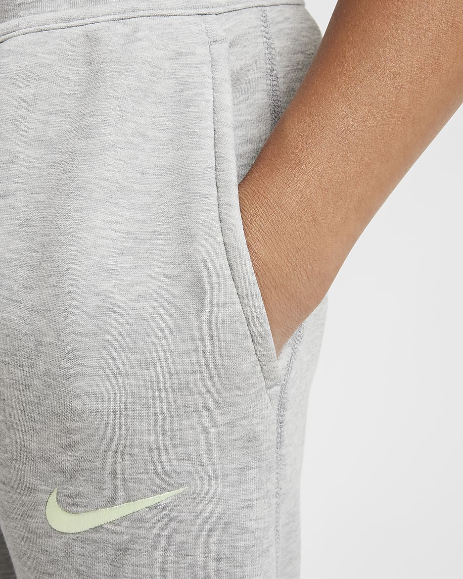 Spodnie piłkarskie dla dużych dzieci (chłopców) Nike FC Barcelona Tech Fleece - Dark Grey Heather/Barely Volt