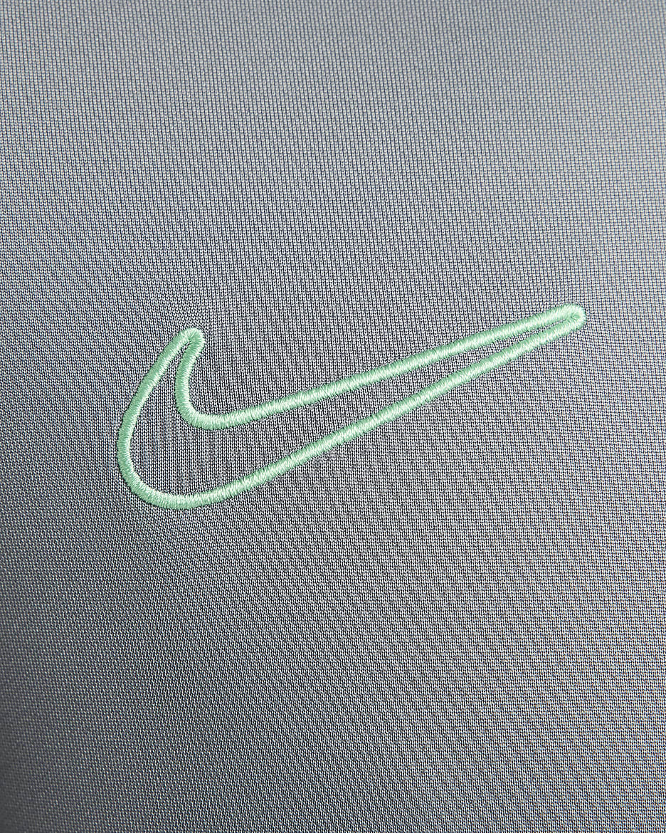 Pánské fotbalové tričko Nike Academy Dri-FIT s krátkým rukávem - Smoke Grey/Dark Smoke Grey/Vapor Green