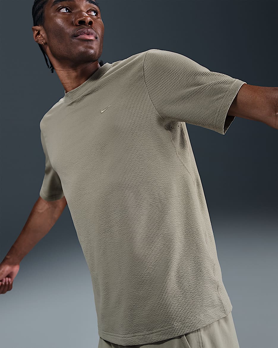 Playera versátil de manga corta Dri-FIT para hombre Nike Primary - Militar claro/Militar claro