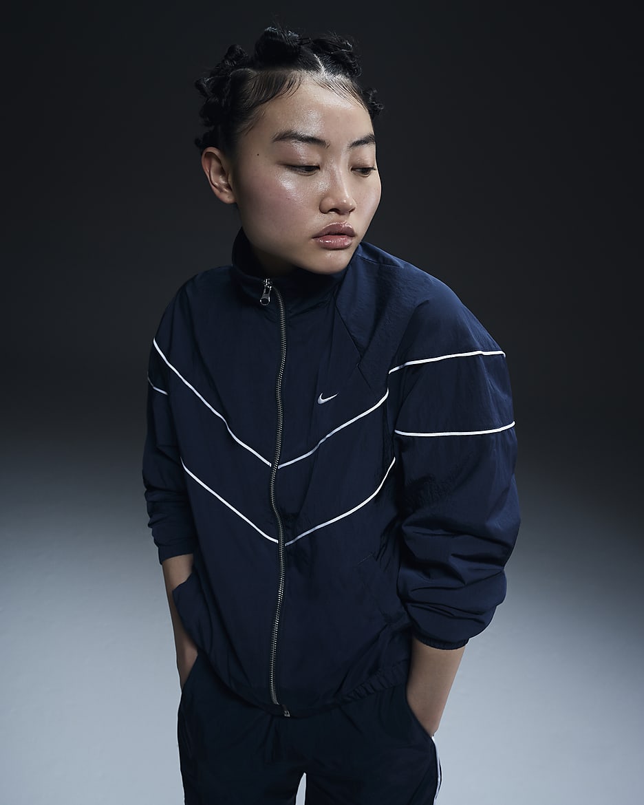 Ledig jacka Nike Windrunner i vävt material med UV-skydd och hel dragkedja för kvinnor - Armory Navy/Vit