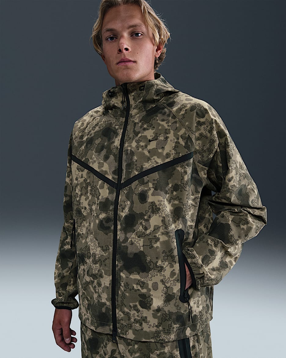 Chamarra Windrunner de tejido Woven Dri-FIT camuflajeada oversized para hombre Nike Tech - Oliva neutro/Negro