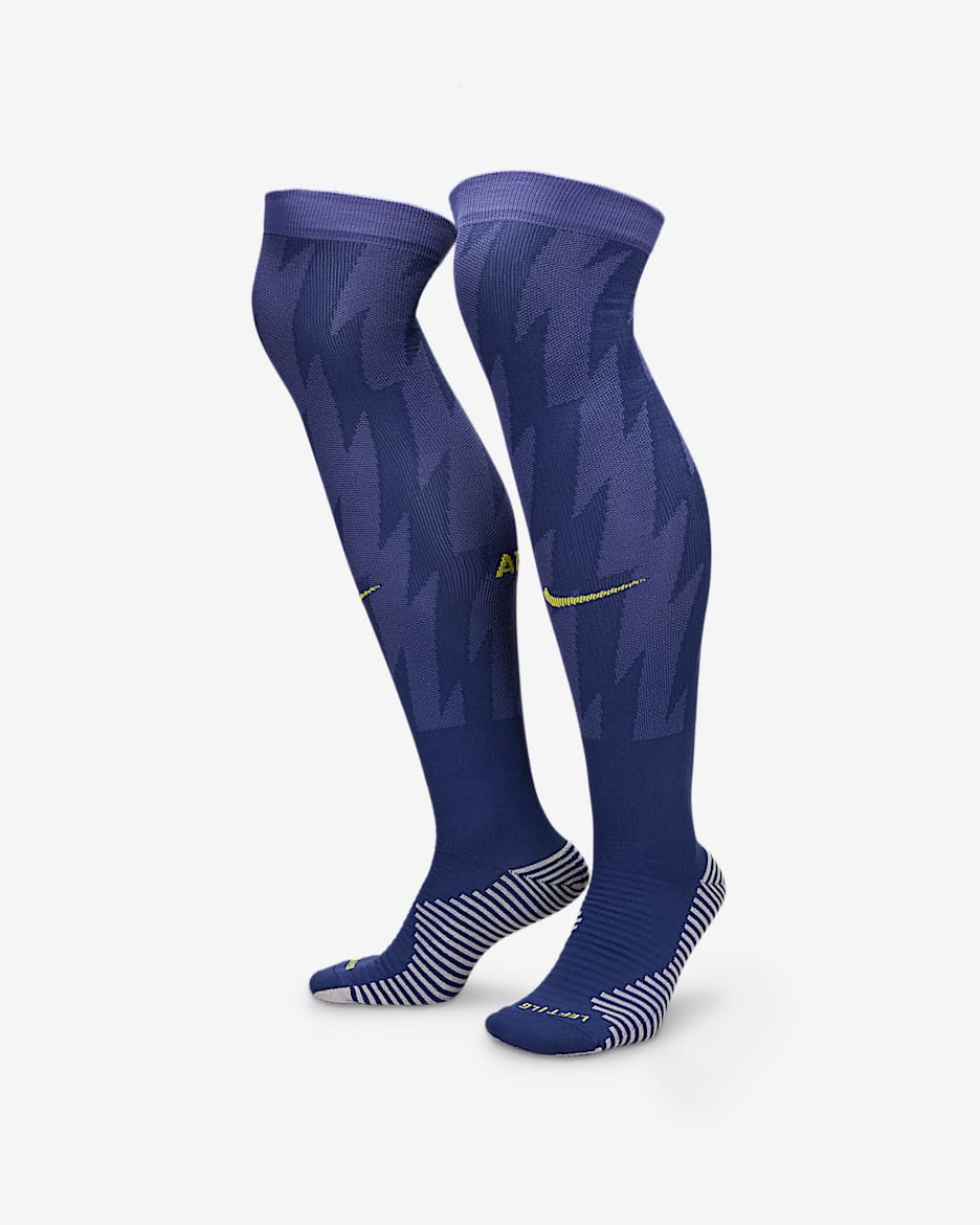 Atlético Madrid Strike Away Nike Dri-FIT kniehohe Fußballsocken - Binary Blue/Dark Purple Dust/Vibrant Yellow