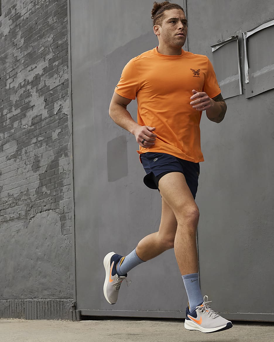 Tenis para correr en pavimento para hombre Nike Revolution 7 - Mena de hierro claro/Trueno azul/Vela/Naranja total