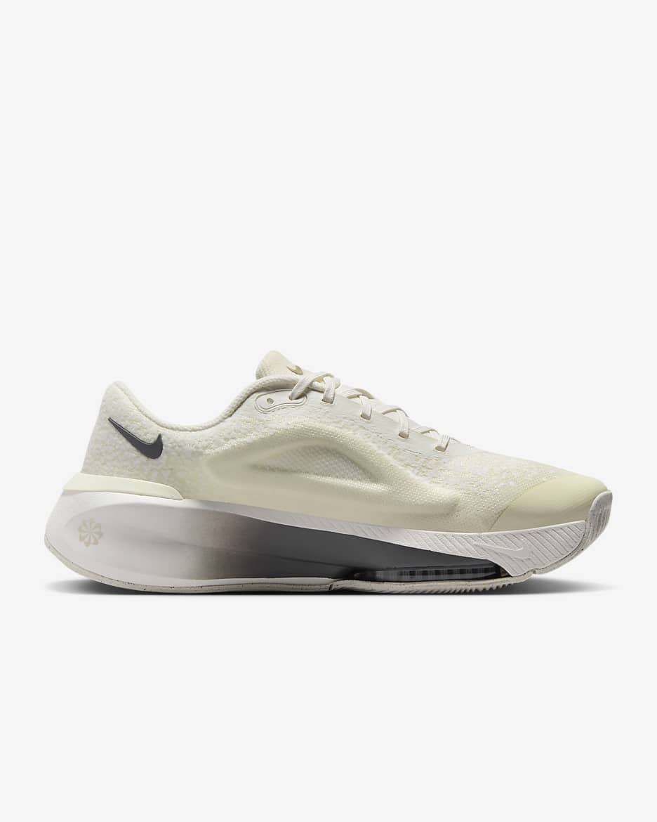 Nike Versair-træningssko til kvinder - Coconut Milk/Sail/Gum Light Brown/Iron Grey