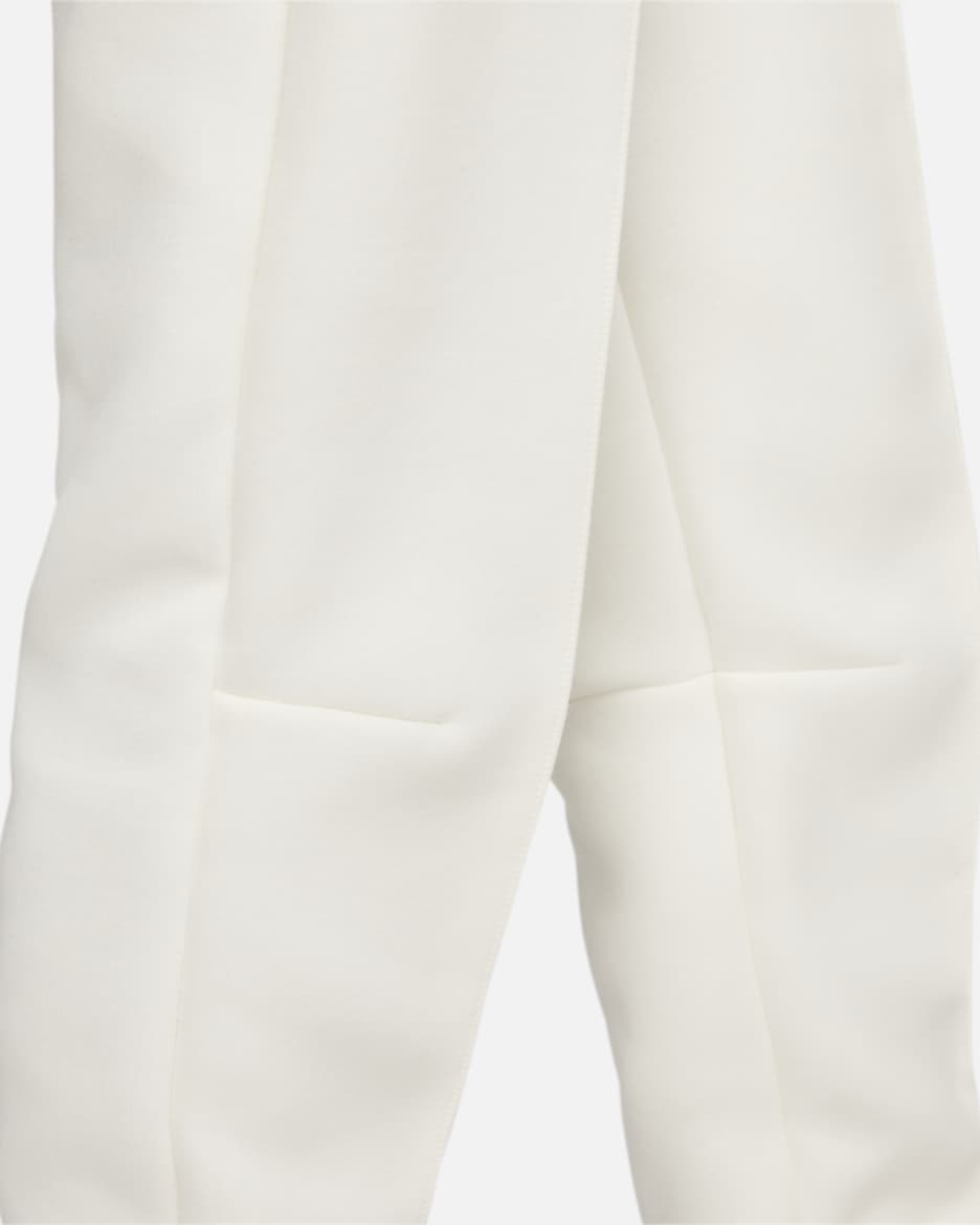 Nike Sportswear Tech Fleece joggebukse med mellomhøyt liv til dame - Pale Ivory/Svart