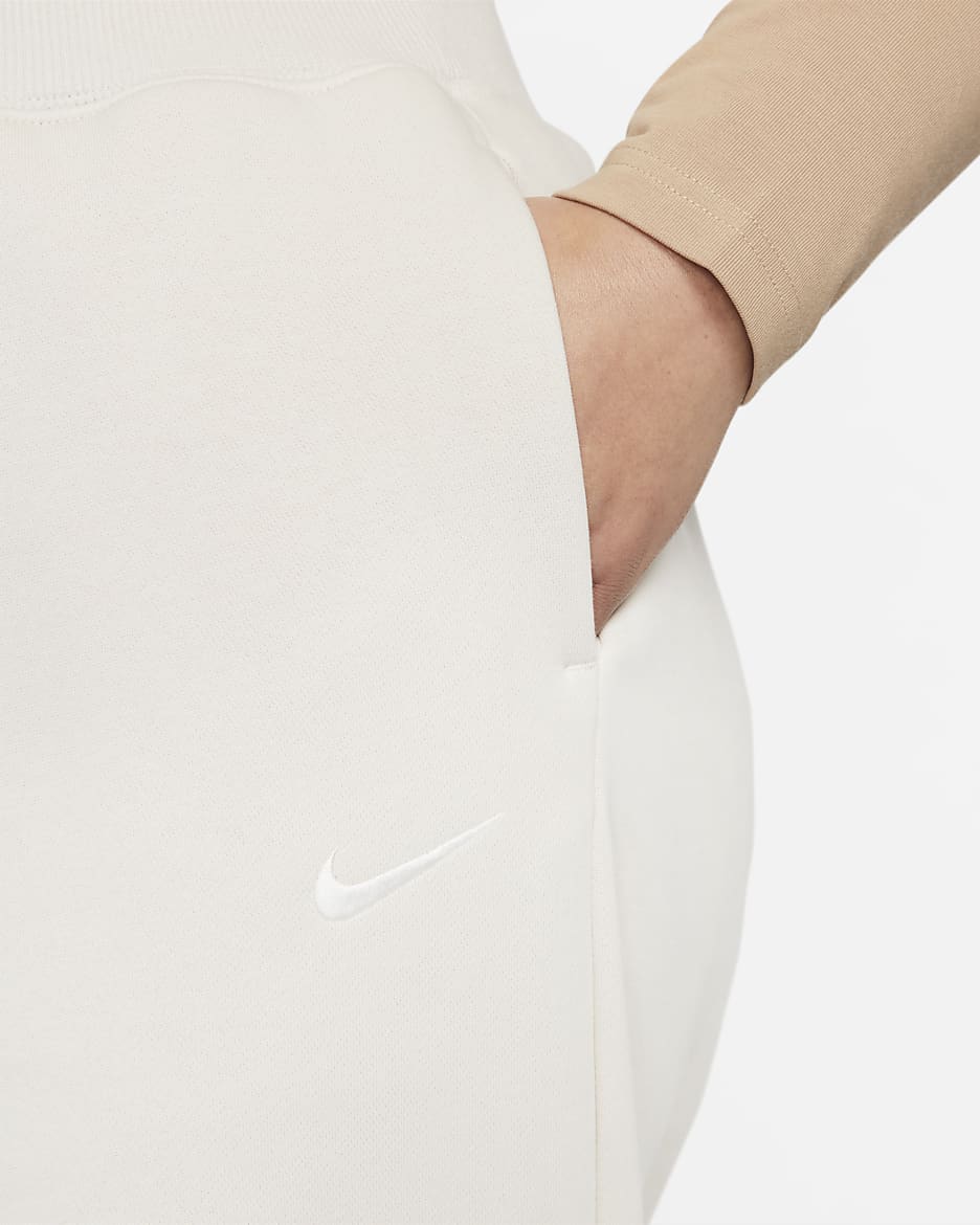 Overdimensionerede Nike Sportswear Phoenix Fleece-sweatpants med høj talje til kvinder (plus size) - Light Orewood Brown/Sail