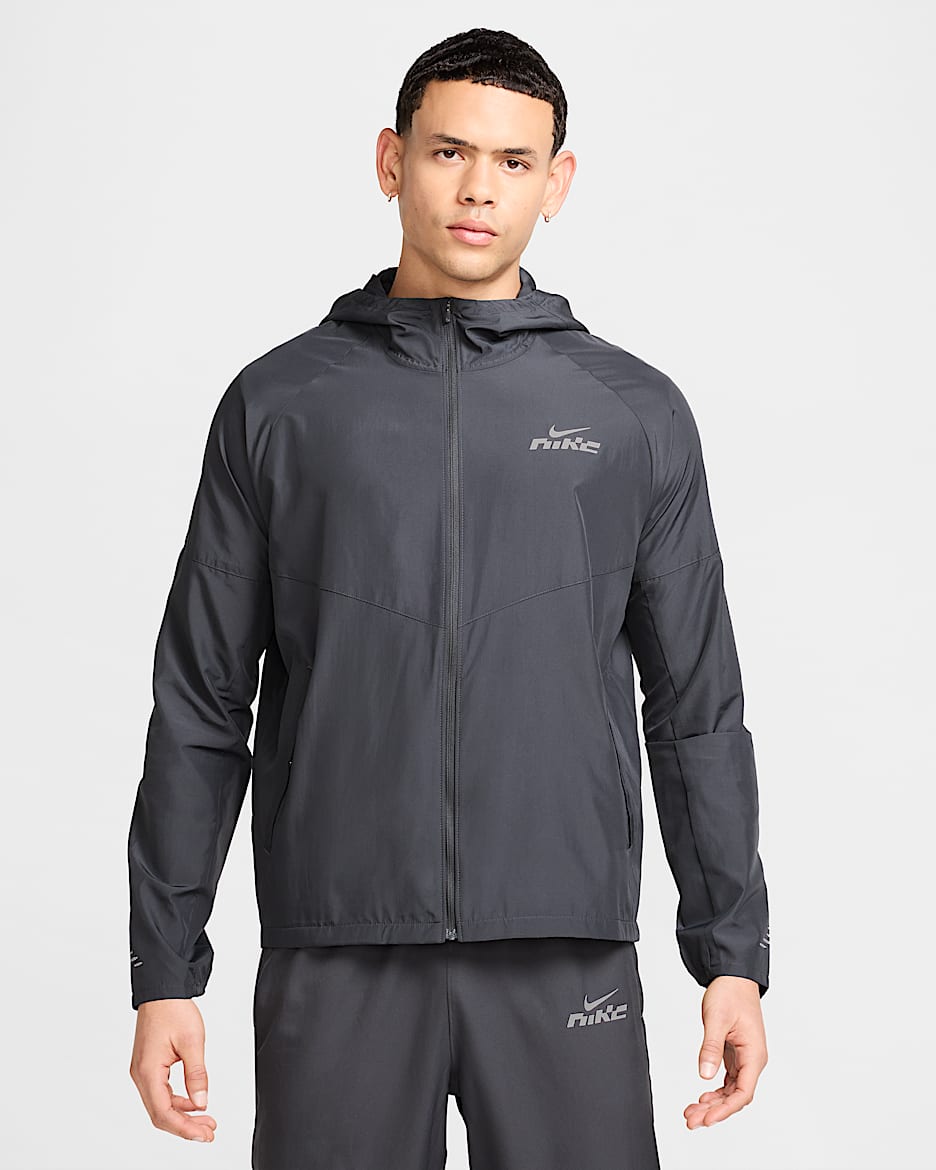 Chamarra de correr repelente al agua para hombre Nike Miler Flash - Gris humo oscuro/Gris humo oscuro