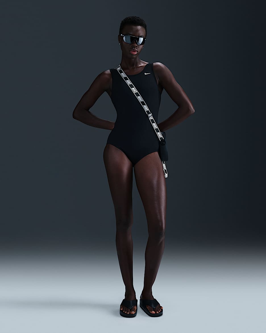 Traje de baño de una sola pieza de altura baja en las piernas y espalda en U Nike Swim HydraStrong para mujer - Negro/Blanco