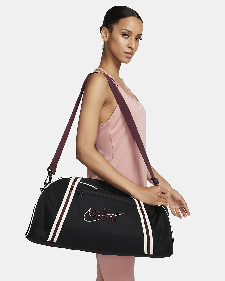 กระเป๋าเทรนนิ่ง Nike Gym Club (24 ล.) - ดำ/Sail/Night Maroon