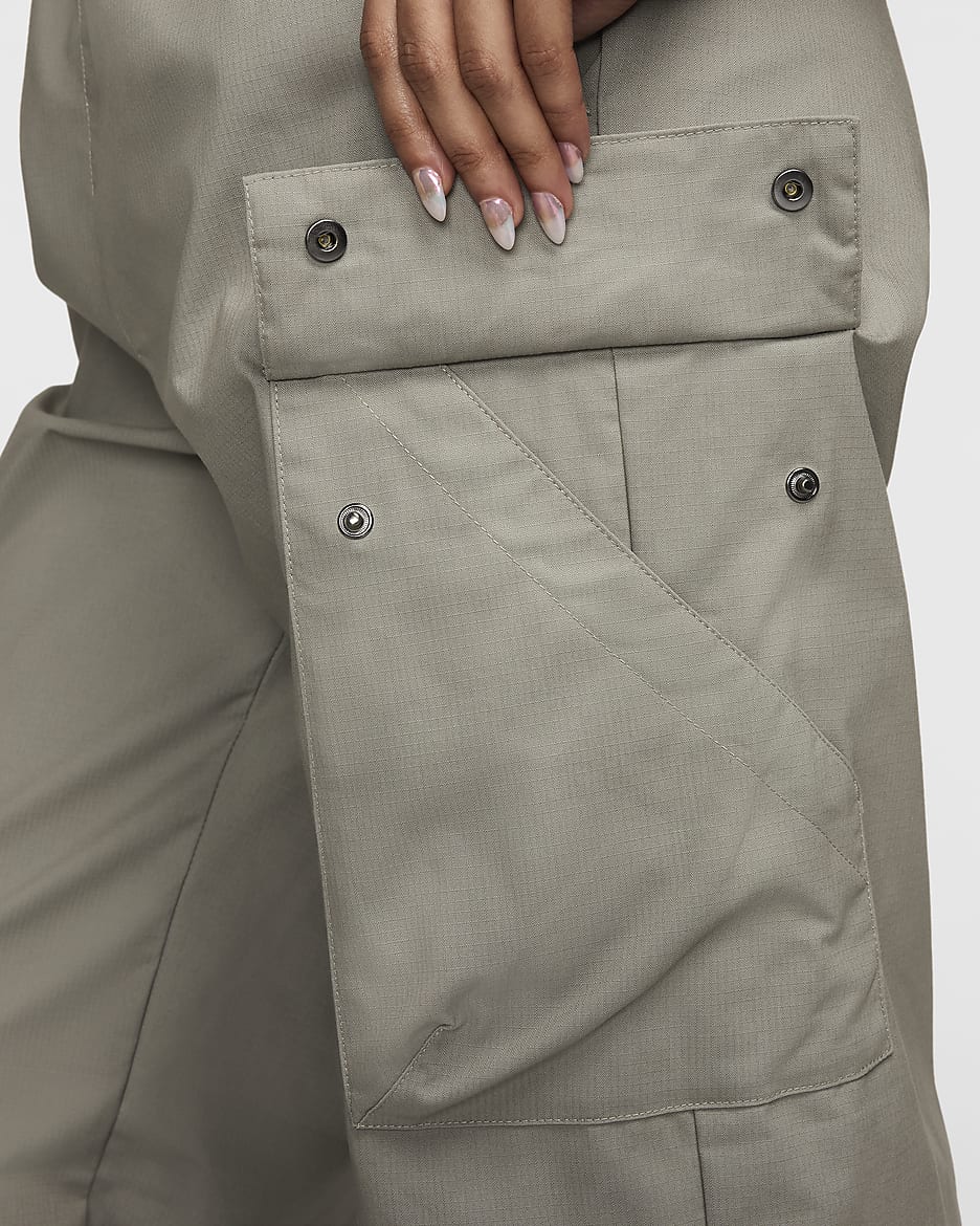 Nike Sportswear Everything Wovens cargobroek met halfhoge taille voor dames - Light Army/Zwart