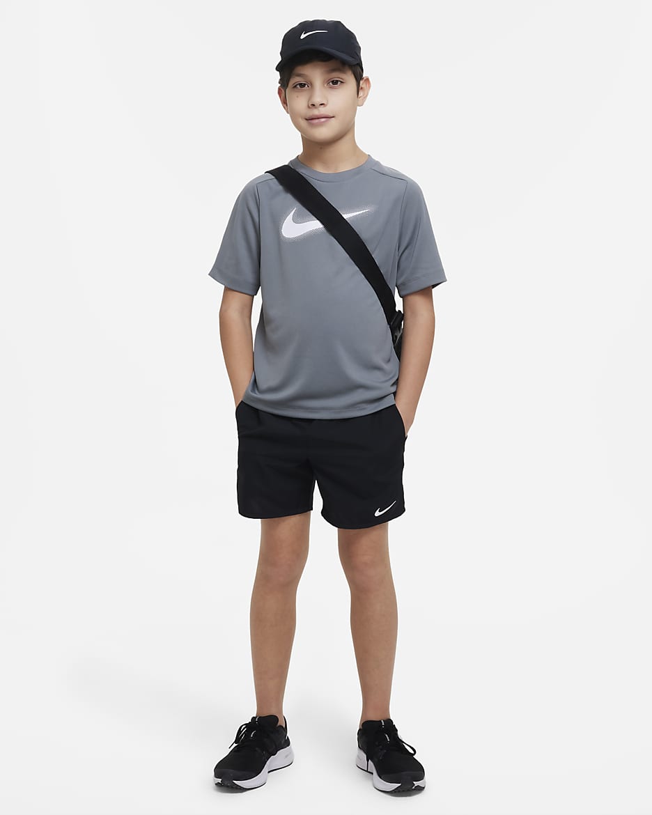 Nike Multi Dri-FIT Trainingsoberteil mit Grafik für ältere Kinder (Jungen) - Smoke Grey/Weiß