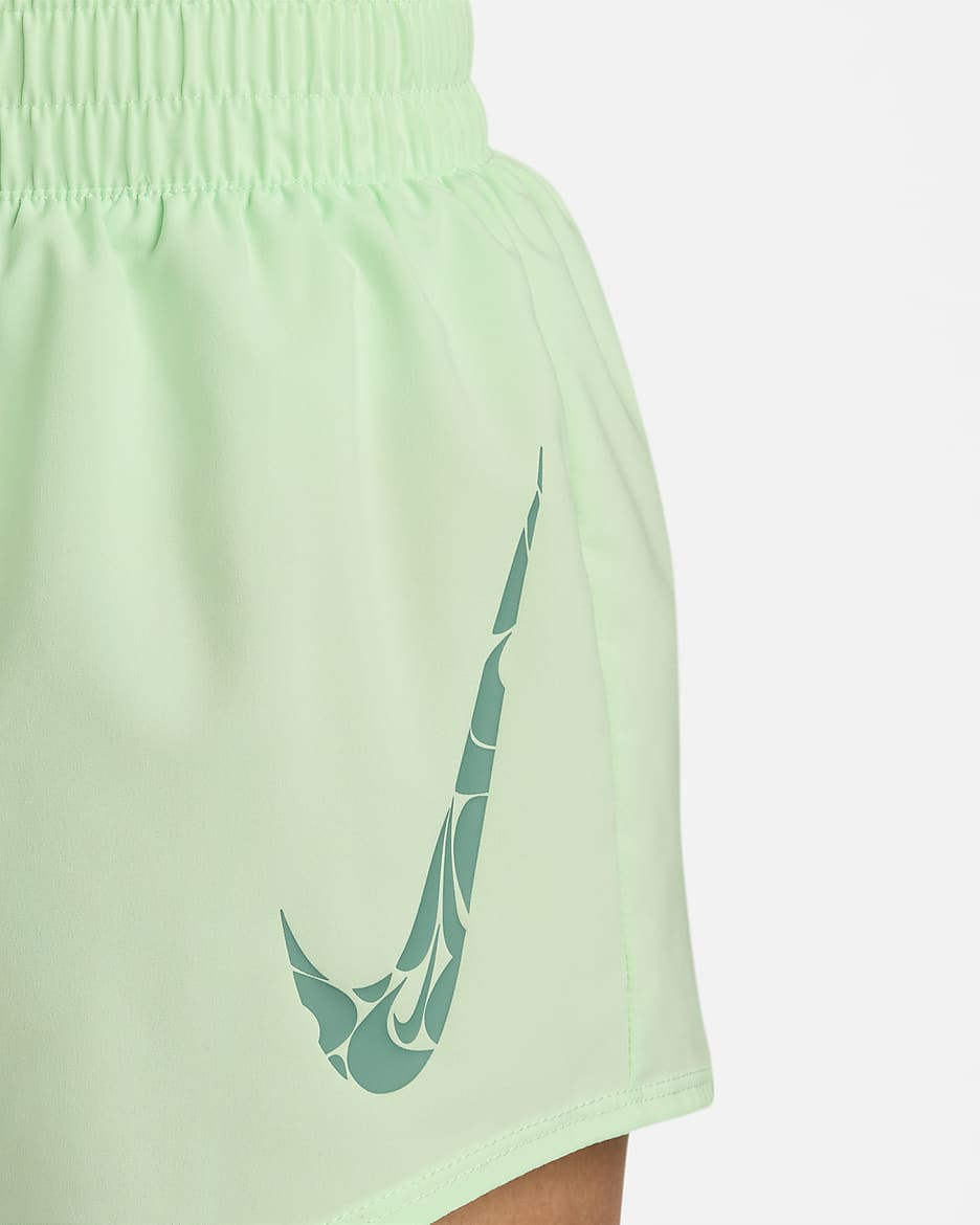 Shorts Dri-FIT de tiro medio de 8 cm con forro de ropa interior para mujer Nike One - Verde vapor/De costa a costa