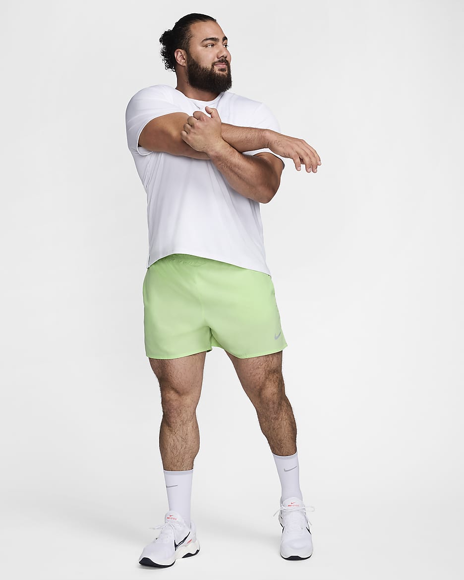 Shorts de correr Dri-FIT de 13 cm con forro de ropa interior para hombre Nike Challenger - Verde vapor/Verde vapor/Verde vapor