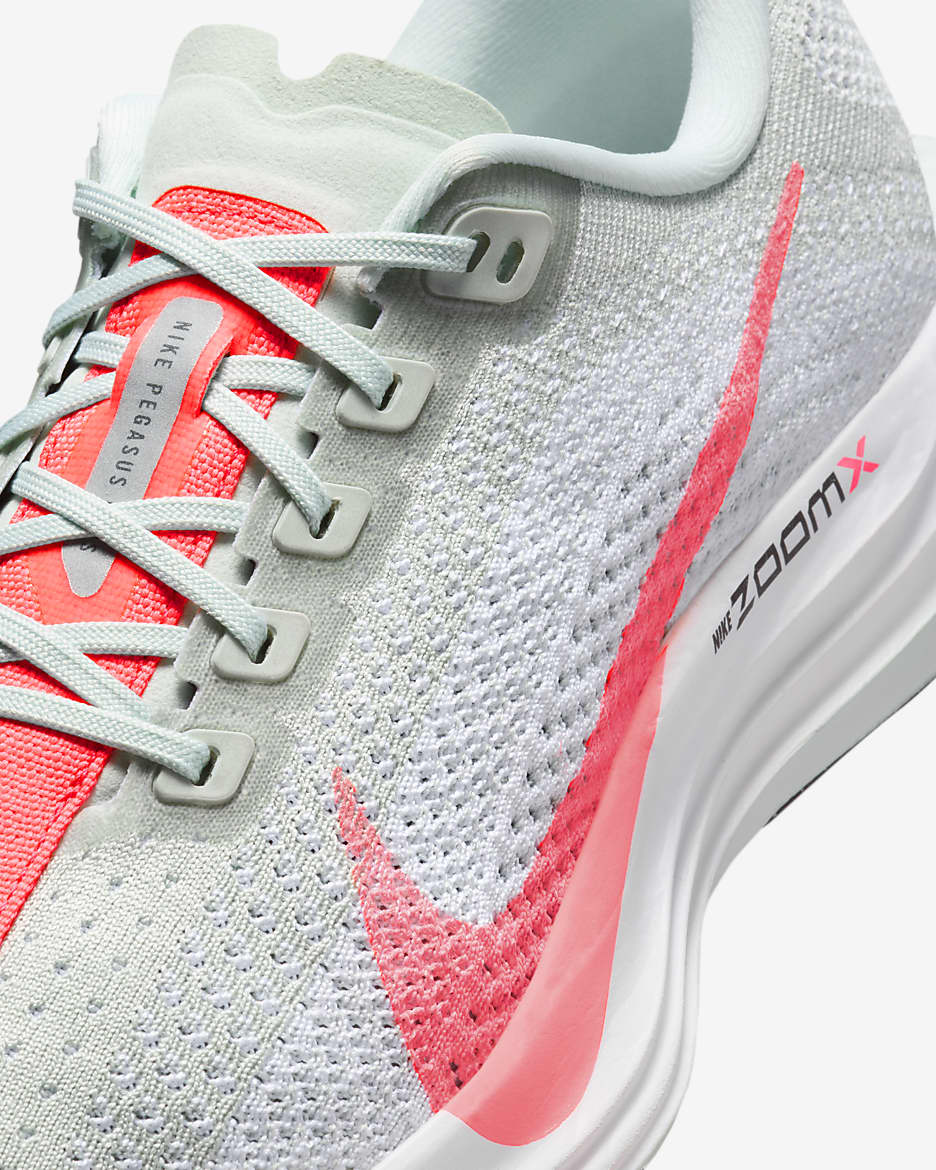 Chaussure de running sur route Nike Pegasus Plus pour femme - Barely Grey/Blanc/Noir/Hot Punch