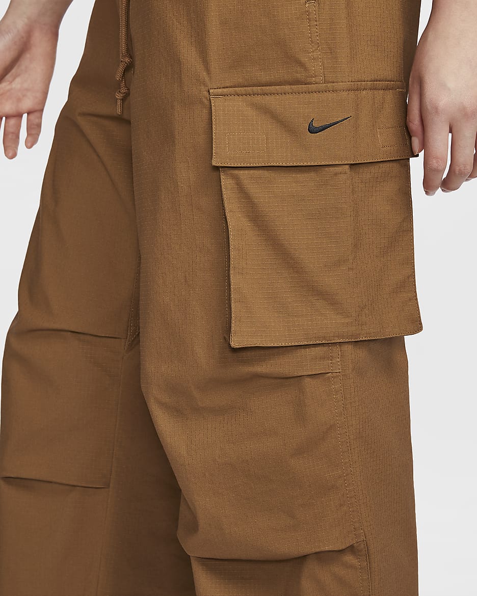 กางเกงคาร์โก้ขายาวเอวปานกลางผู้หญิง Nike Sportswear - Light British Tan/ดำ