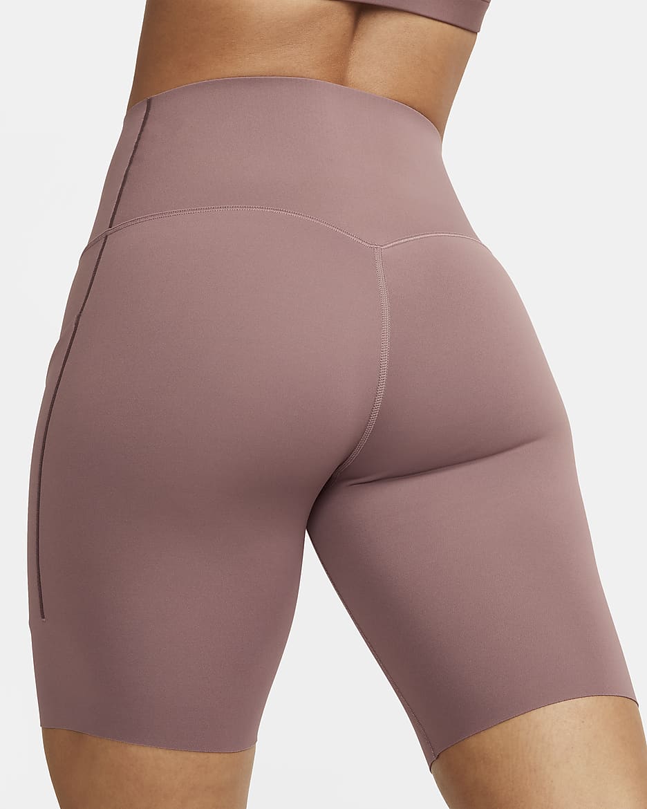 Nike Universa közepes tartást adó, magas derekú, 20 cm-es női kerékpáros rövidnadrág zsebekkel - Smokey Mauve/Fekete