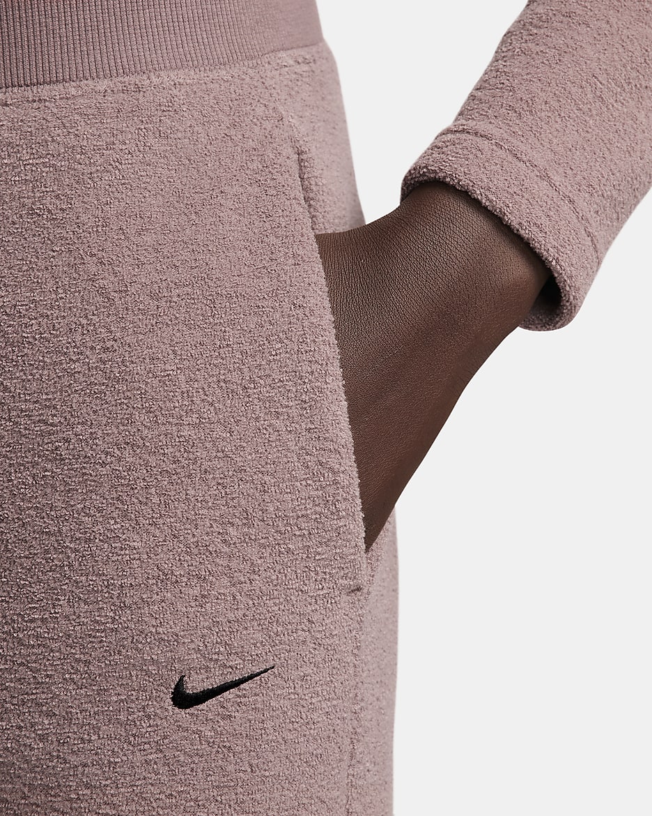 Pantaloni confortevoli in fleece a gamba larga e vita alta Nike Sportswear Phoenix Plush – Donna - Smokey Mauve/Nero