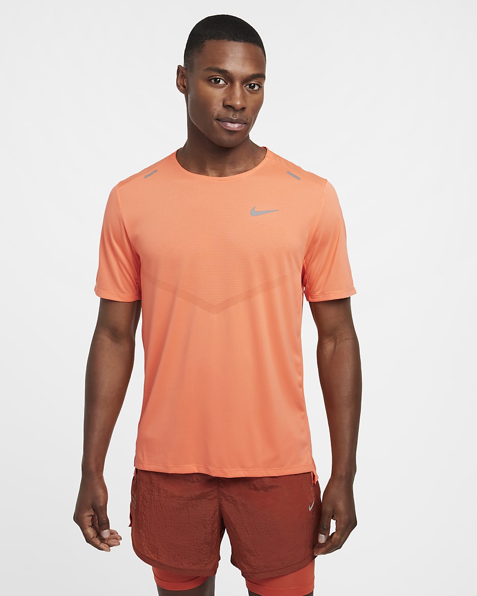 Playera de correr de manga corta Dri-FIT para hombre Nike Rise 365 - Mango salvaje claro