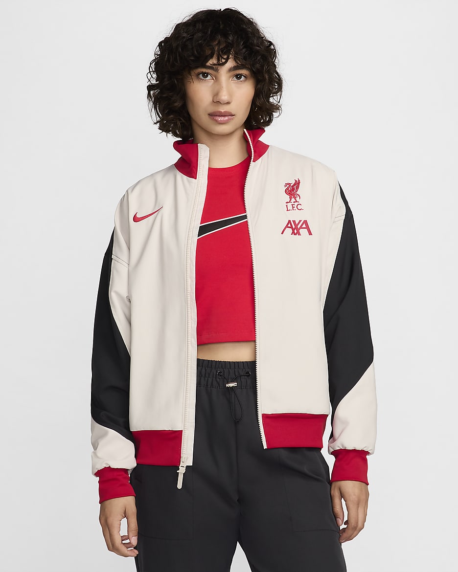 Liverpool FC Strike Chaqueta de fútbol Nike Dri-FIT - Mujer - Light Orewood Brown/Negro/Gym Red