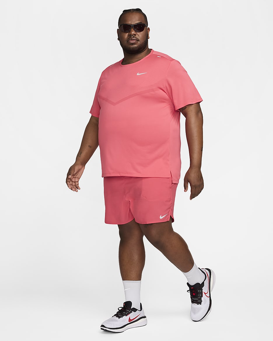 Shorts de correr Dri-FIT de 13 cm con forro de ropa interior para hombre Nike Stride - Rosa margarita/Negro