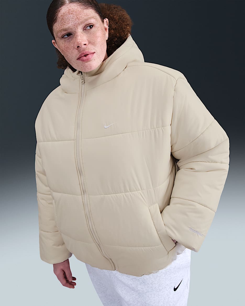 Giacca dal fit ampio con cappuccio Therma-FIT Nike Sportswear Classic Puffer (Plus size) – Donna - Light Bone/Bianco