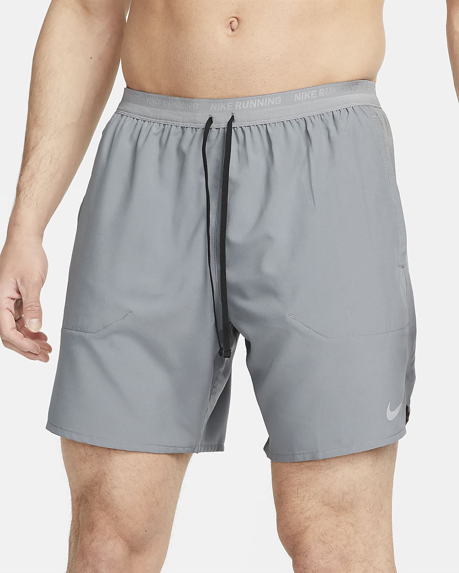 Shorts de correr Dri-FIT de 18 cm con forro de ropa interior para hombre Nike Stride - Gris humo/Negro