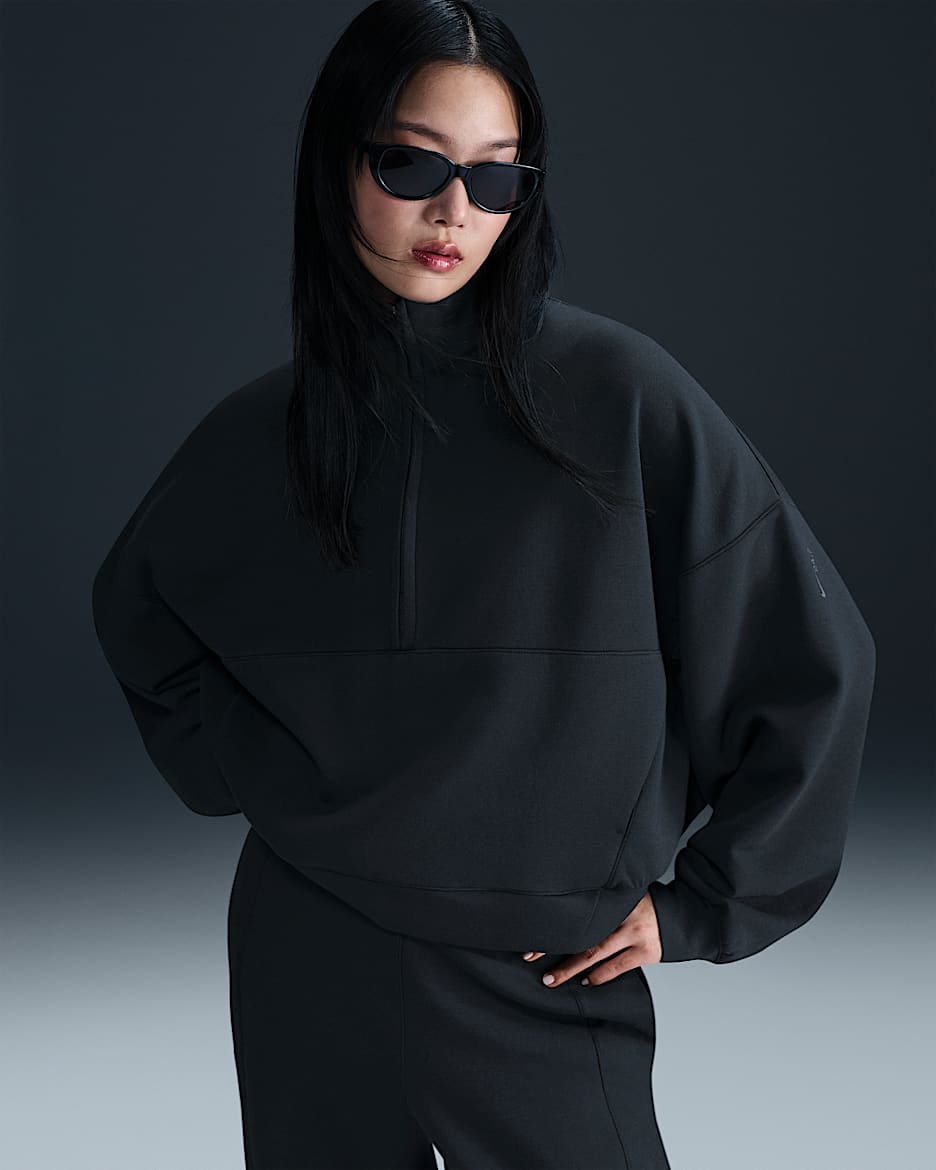 Nike 24.7 ImpossiblySoft Oversize-Oberteil mit Dri-FIT-Technologie und Halbreißverschluss (Damen) - Schwarz/Dark Smoke Grey