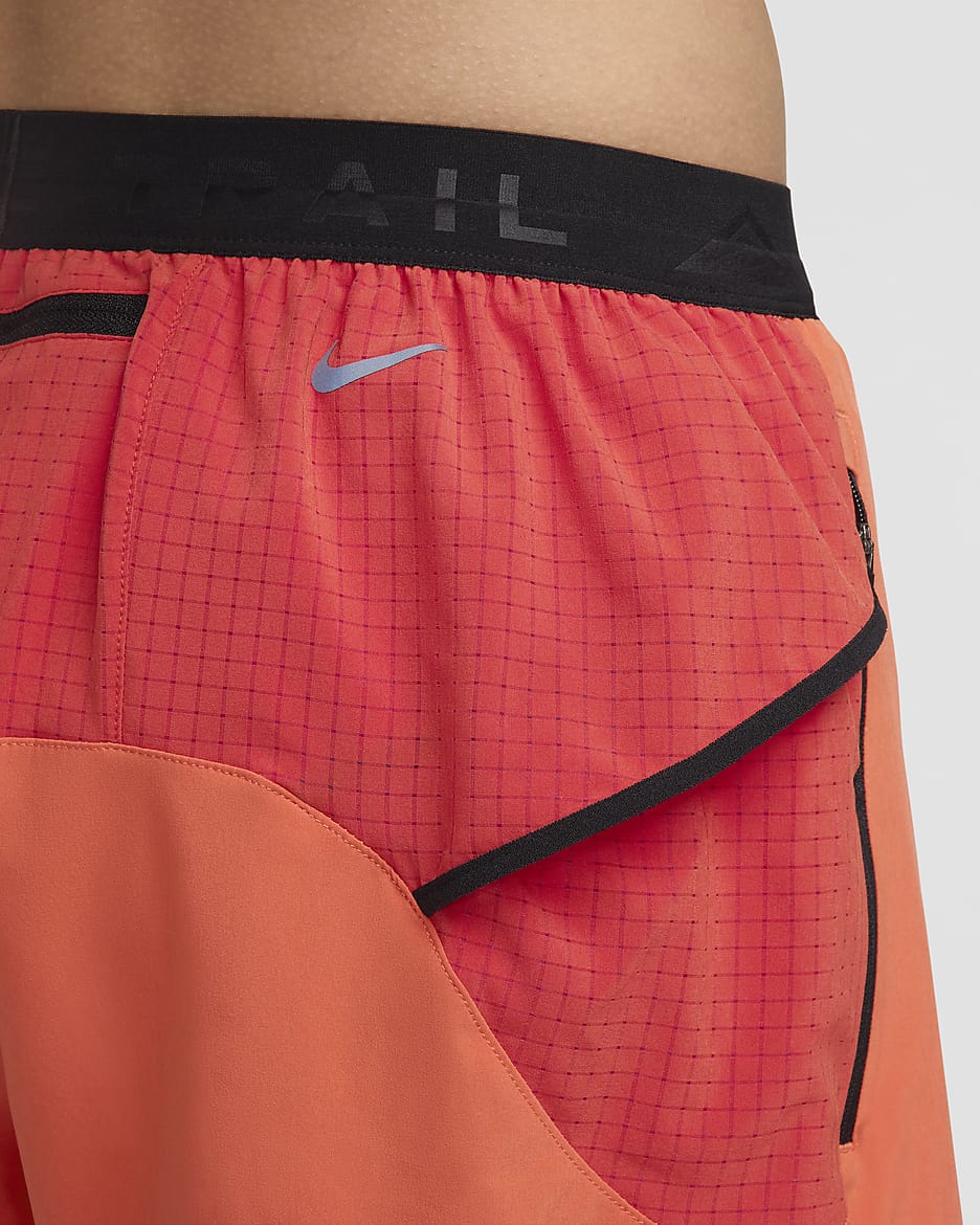 Shorts de correr Dri-FIT de 13 cm con forro de ropa interior para hombre Nike Trail Second Sunrise - Coral vintage/Rojo dragón/Negro