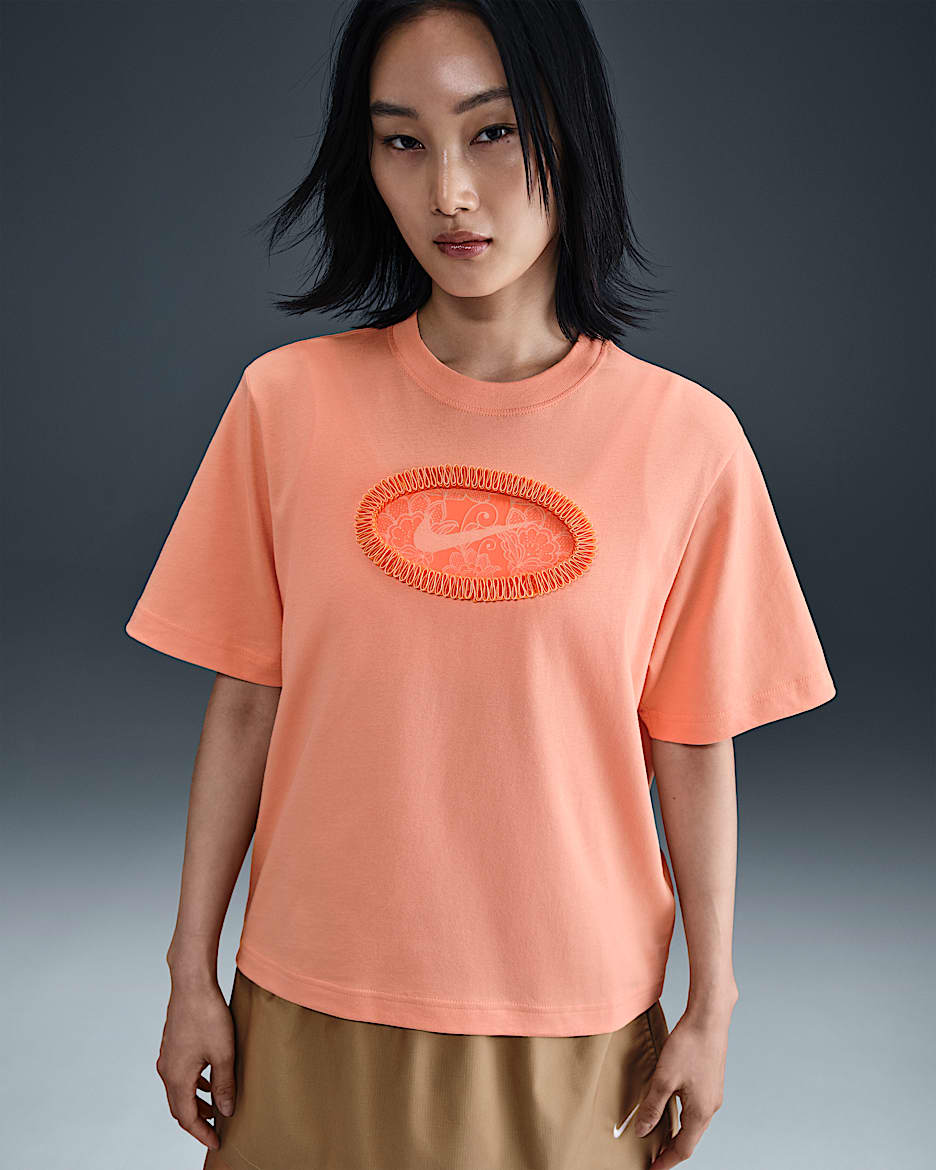 ナイキ スポーツウェア ウィメンズ ルーズ ショートスリーブ グラフィック Tシャツ - アプリコットアゲート