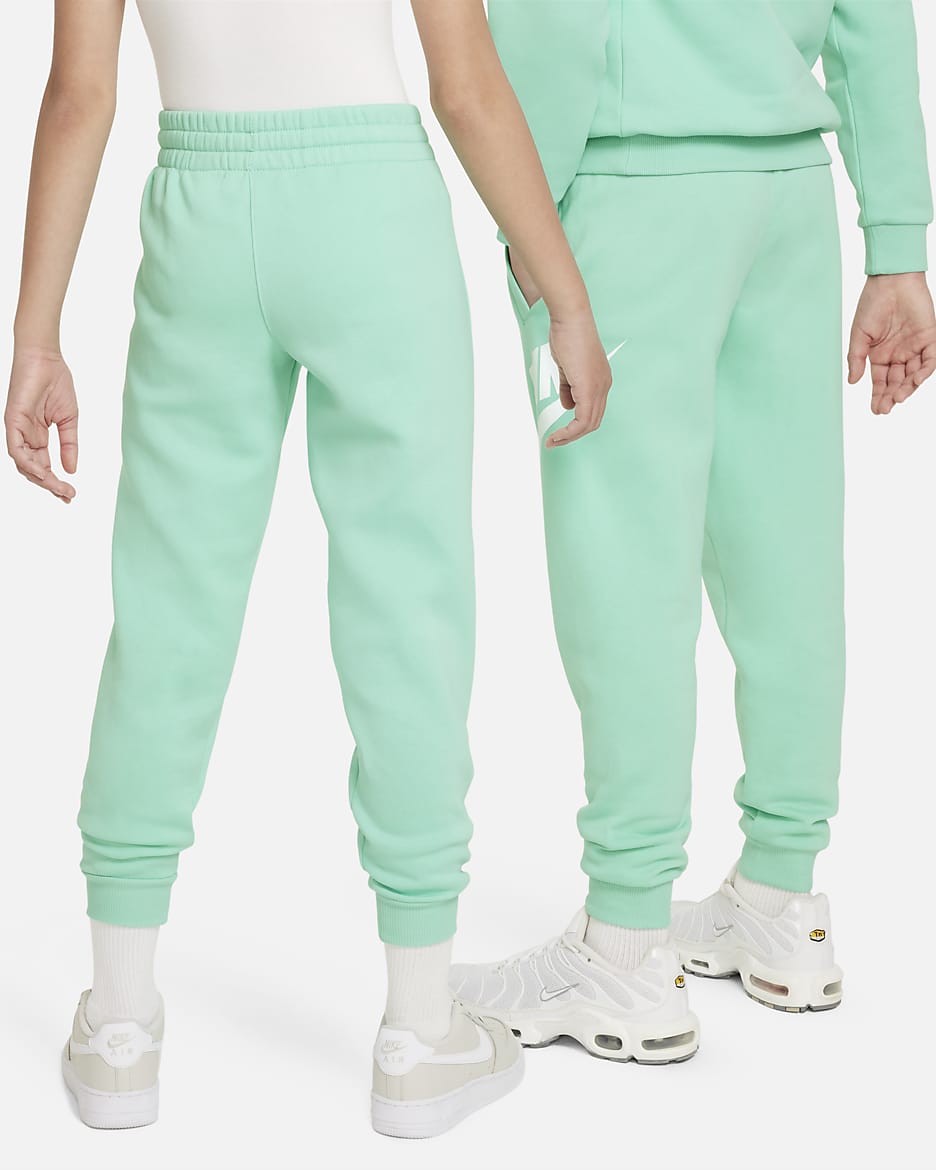 Joggers para niños talla grande Nike Club Fleece - Esmeralda creciente/Blanco