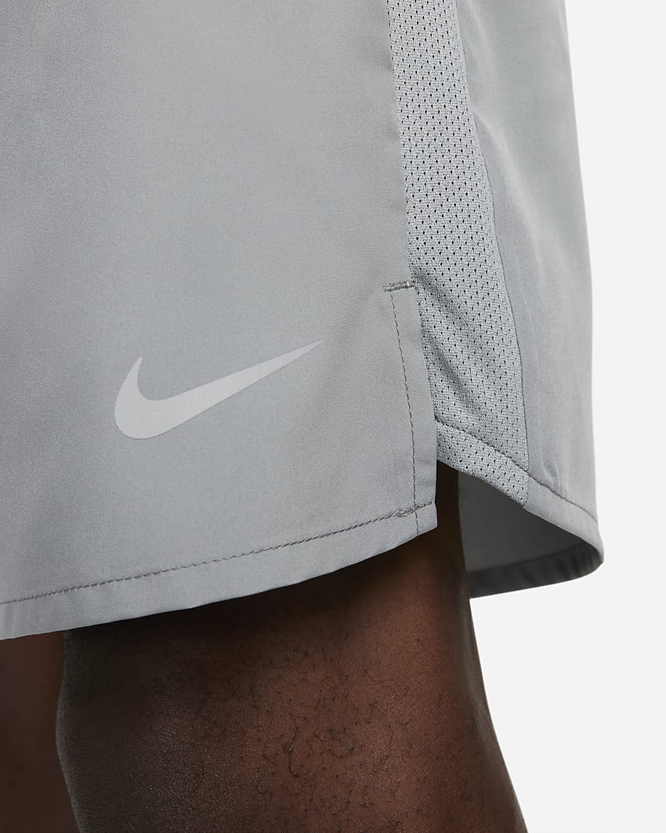 Alsidige Nike Challenger Dri-FIT-shorts (23 cm) uden for til mænd - Smoke Grey/Smoke Grey/sort