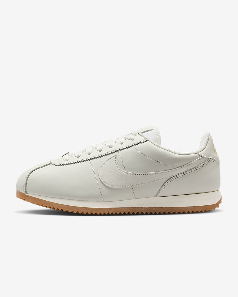 Tenis para mujer Nike Cortez SE - Vela/Leche de coco/Plata metalizado/Marrón medio goma