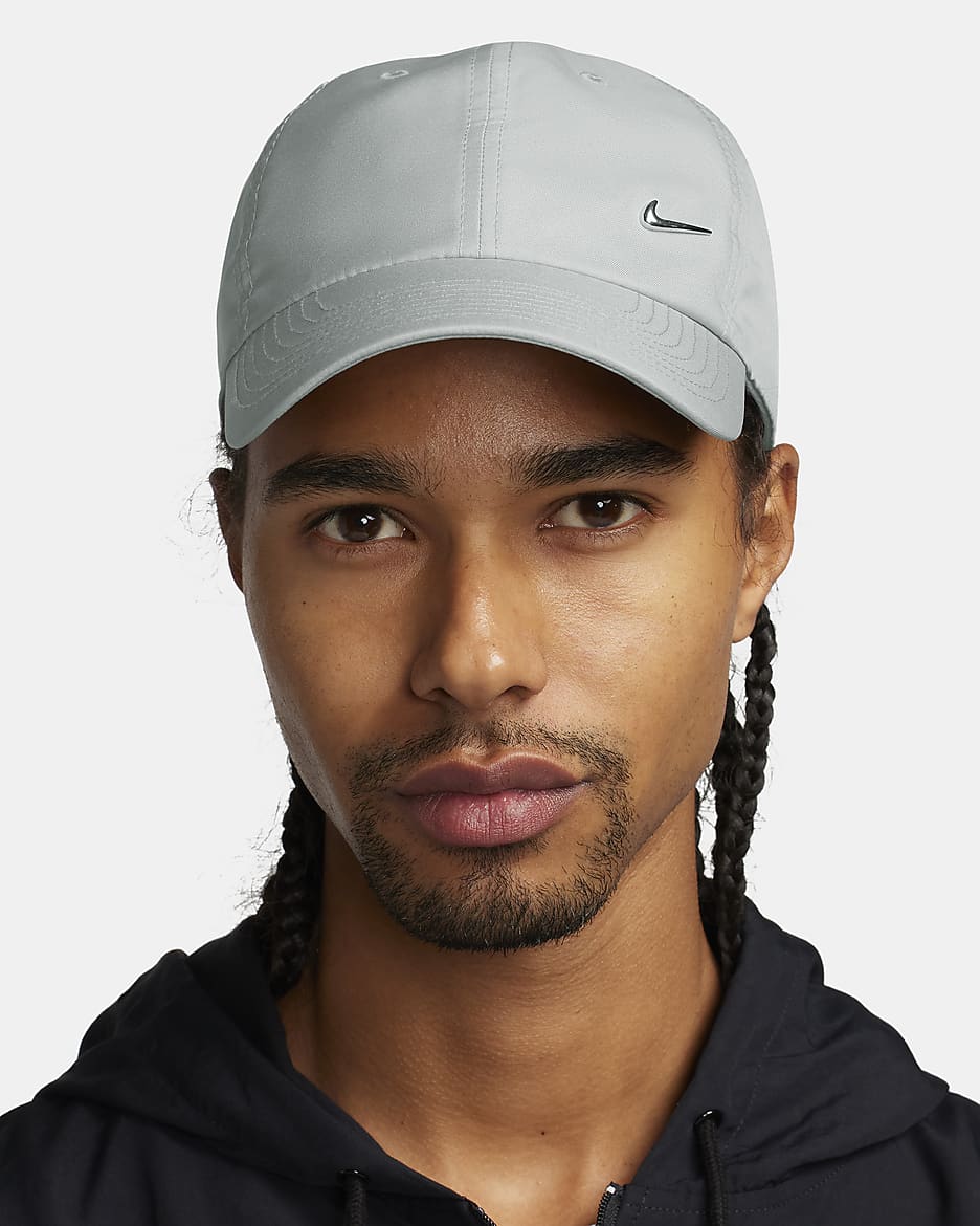 Εύκαμπτο καπέλο jockey με μεταλλικό σήμα Swoosh Nike Dri-FIT Club - Light Smoke Grey/Metallic Silver