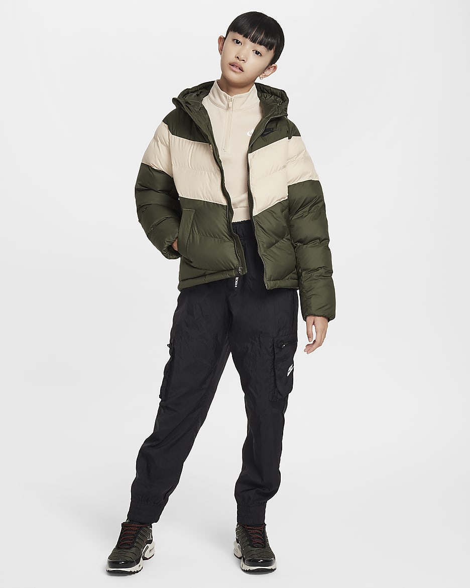 Nike Sportswear szintetikus töltésű kapucnis kabát nagyobb gyerekeknek - Cargo Khaki/Sanddrift/Fekete