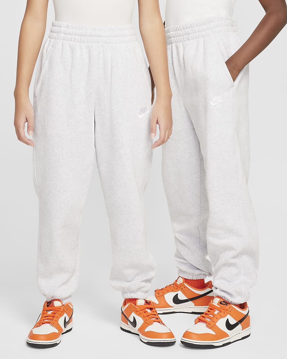 Pants holgados para niños talla grande Nike Sportswear Club Fleece - Abedul jaspeado/Gris vasto/Blanco