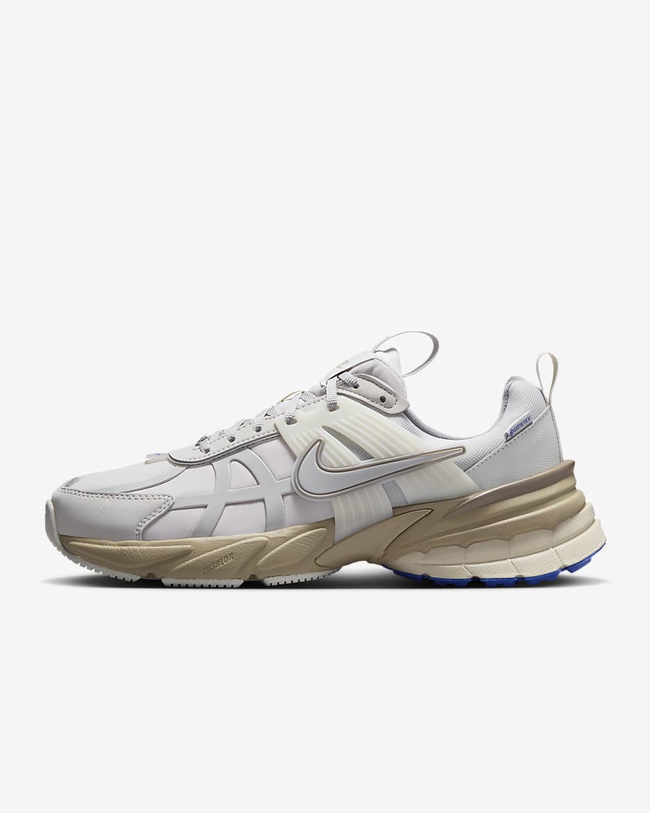 Scarpa impermeabile Nike V2K Run GORE-TEX – Donna - Light Iron Ore/Light Bone/Khaki/Light Iron Ore
