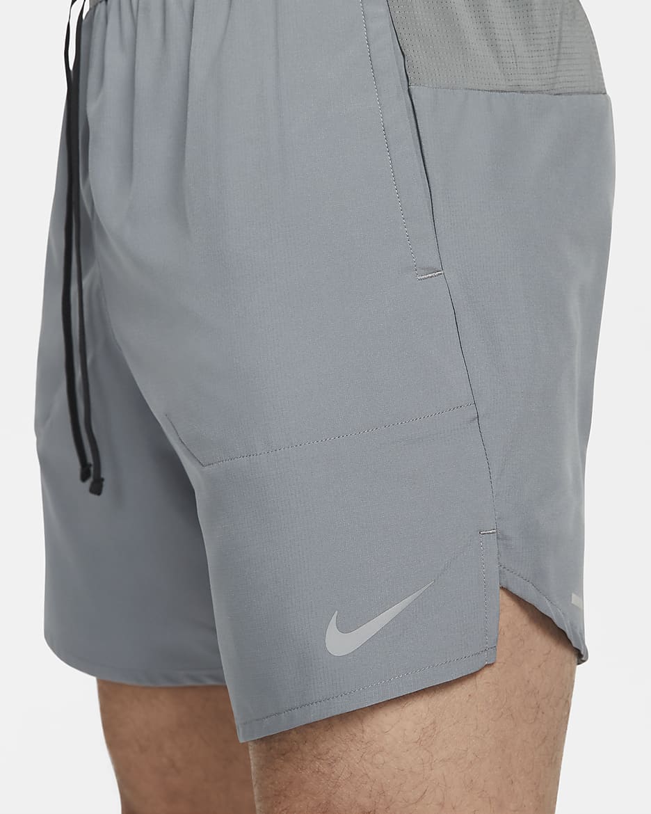 Shorts de correr Dri-FIT de 18 cm con forro de ropa interior para hombre Nike Stride - Gris humo/Negro