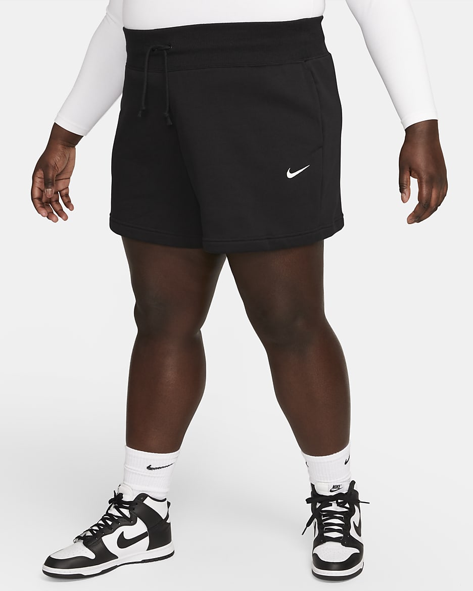 Nike Sportswear Phoenix Fleece damesshorts met hoge taille en ruimvallende pasvorm (Plus Size) - Zwart/Sail