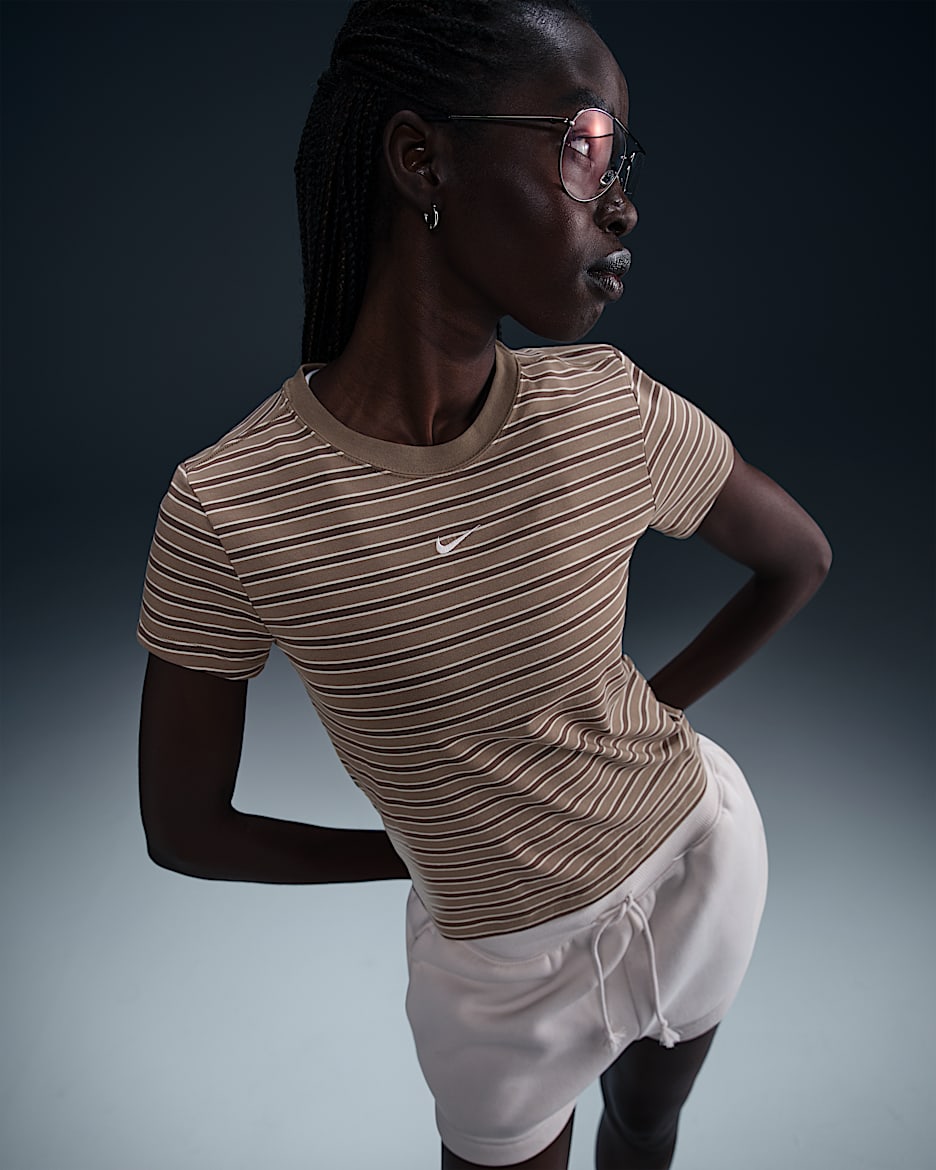 Slimmad, randig t-shirt Nike Sportswear Chill Knit för kvinnor - Mink Brown