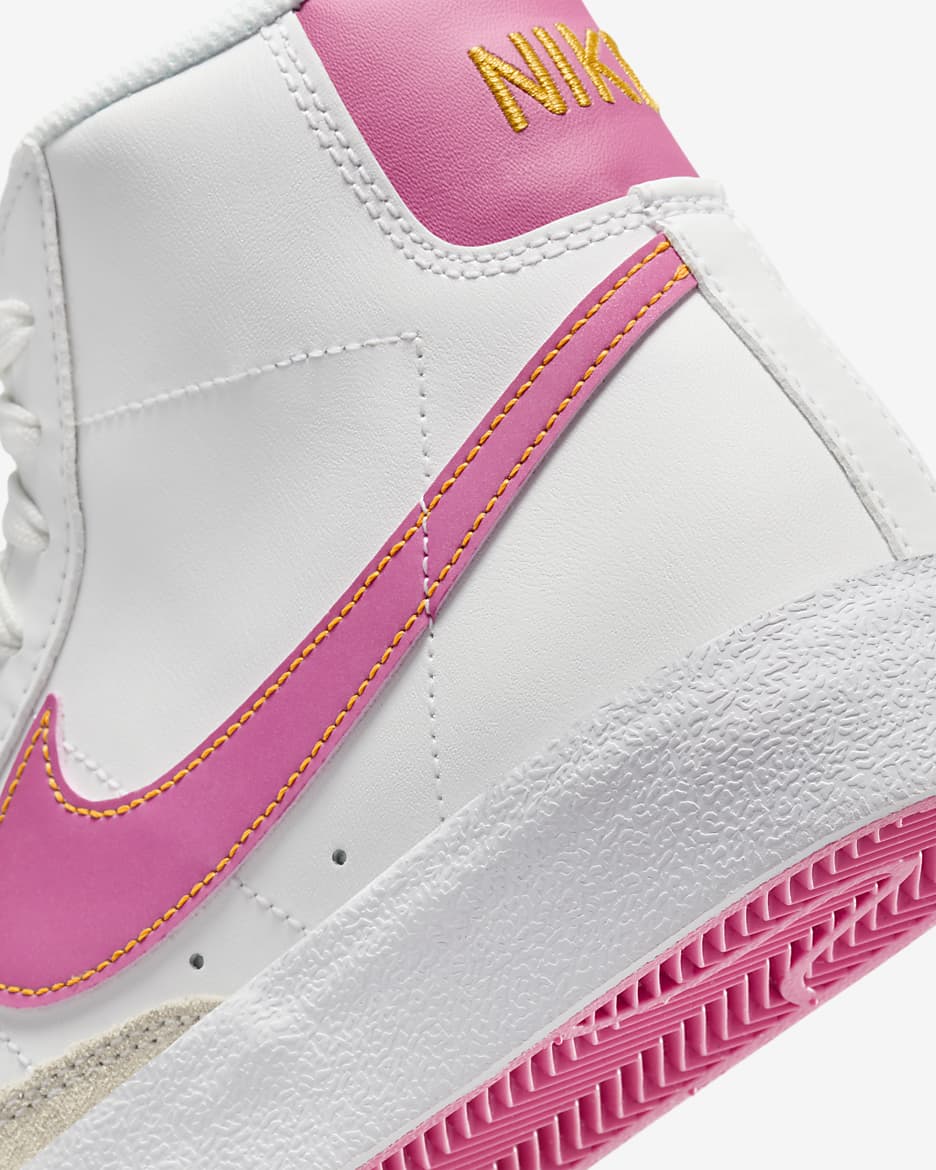 Tenis para niños grandes Nike Blazer Mid '77 - Blanco cumbre/Oro universitario/Blanco/Rosa paleta