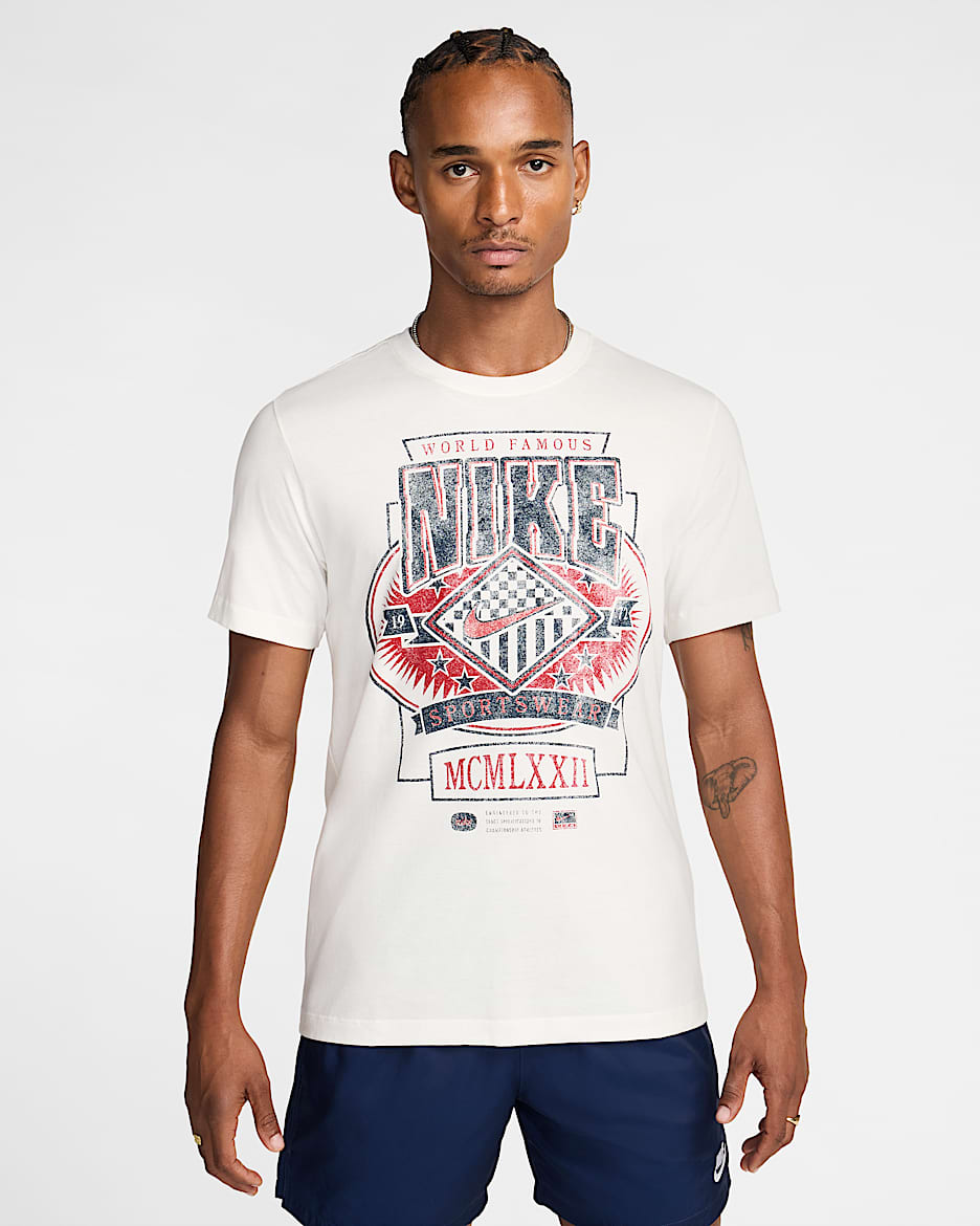 Playera de cuello redondo para hombre Nike Sportswear - Vela/Rojo gimnasio/Azul marino militar