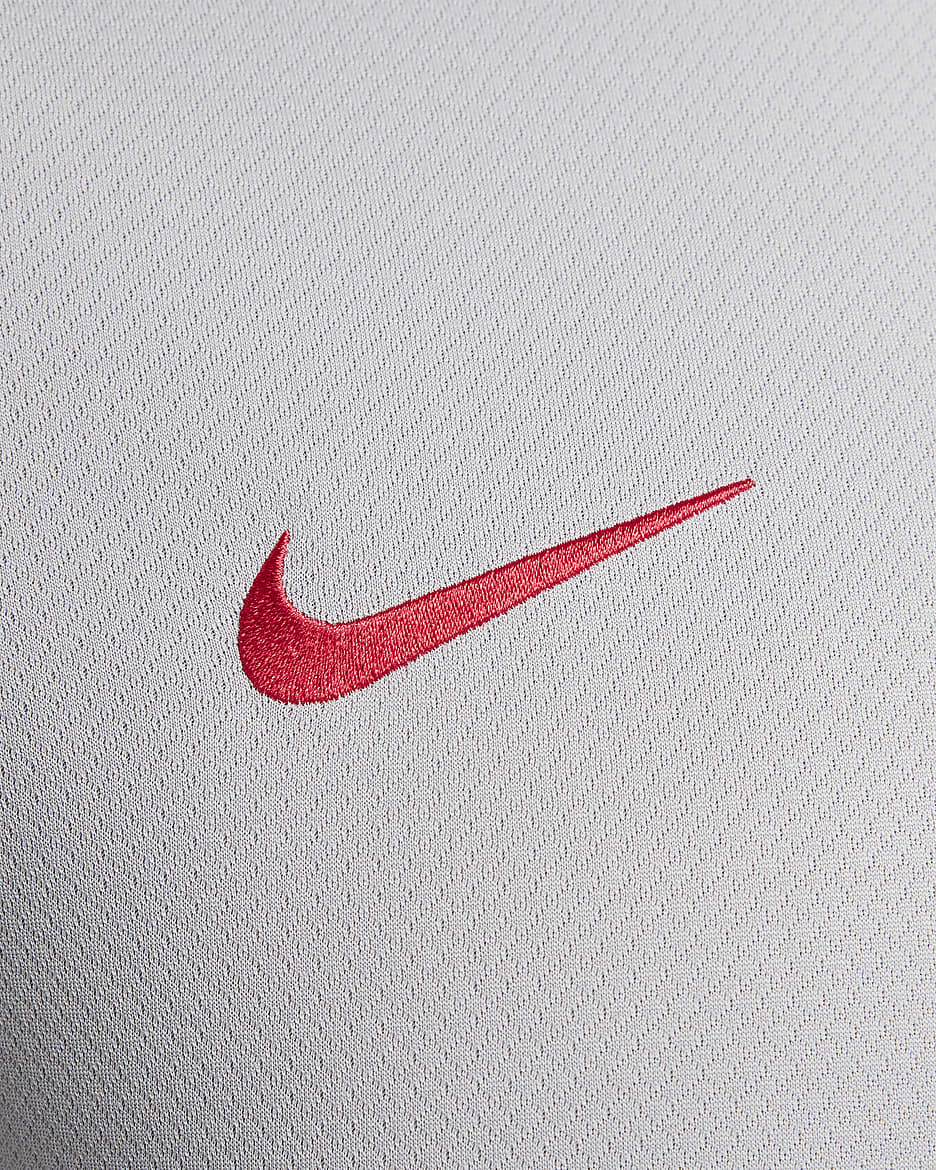 Męska dzianinowa koszulka piłkarska z krótkim rękawem Nike Dri-FIT Liverpool F.C. Strike (wersja trzecia) - Light Smoke Grey/Light Smoke Grey/Chrome Yellow/Global Red