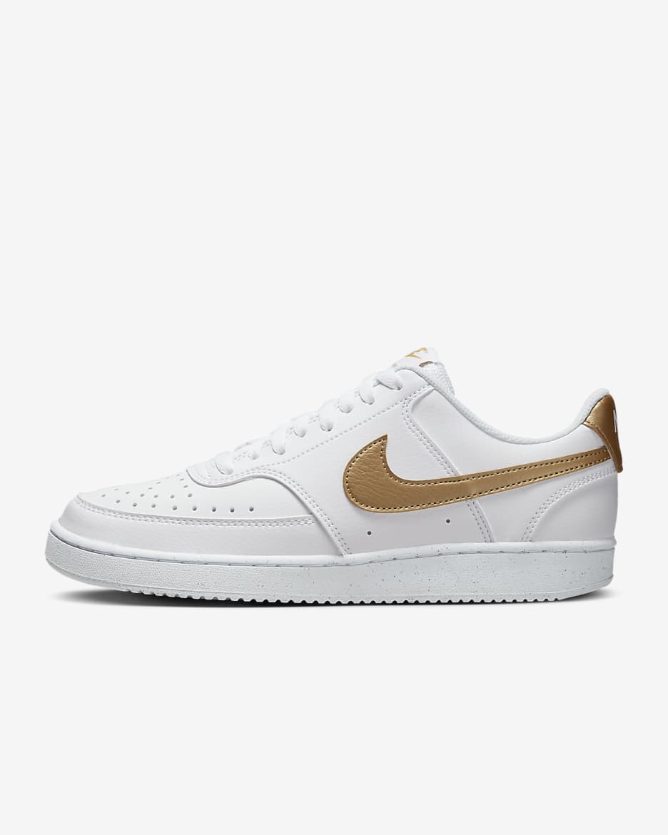 Sko Nike Court Vision Low Next Nature för kvinnor - Vit/Vit/Metallic Gold