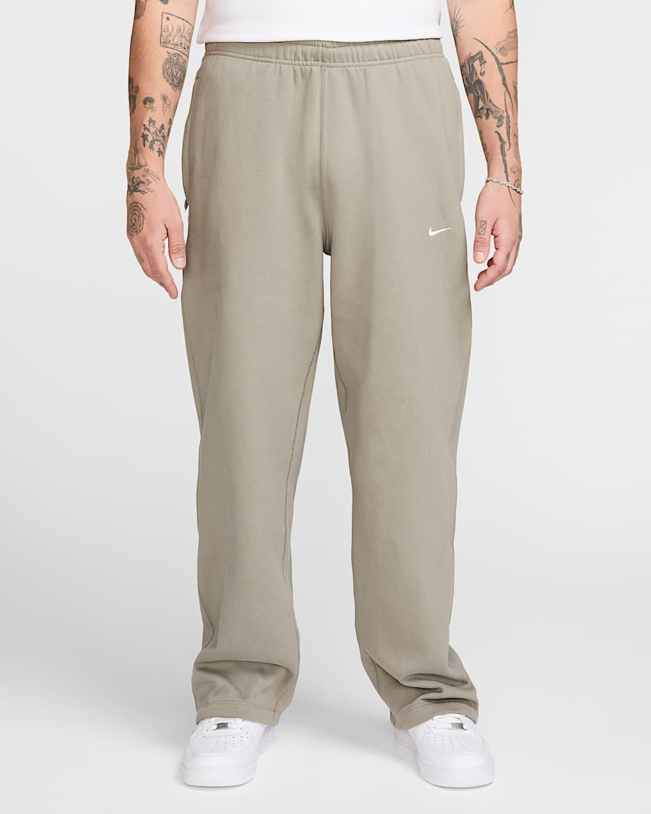 Pants de tejido Fleece con dobladillo abierto para hombre Nike Solo Swoosh - Militar claro/Blanco