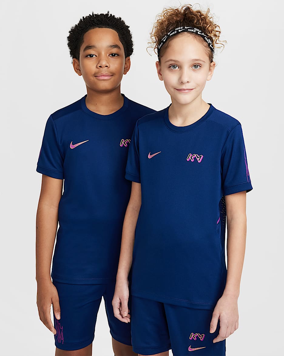キリアン エムバペ アカデミー ジュニア Dri-FIT サッカートップ - ブルーボイド/ブルーボイド/ビビッドパープル/メタリックゴールド