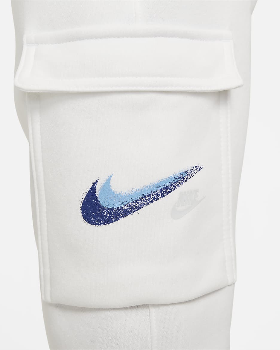 Pantaloni cargo in fleece con grafica Nike Sportswear – Ragazzo - Bianco