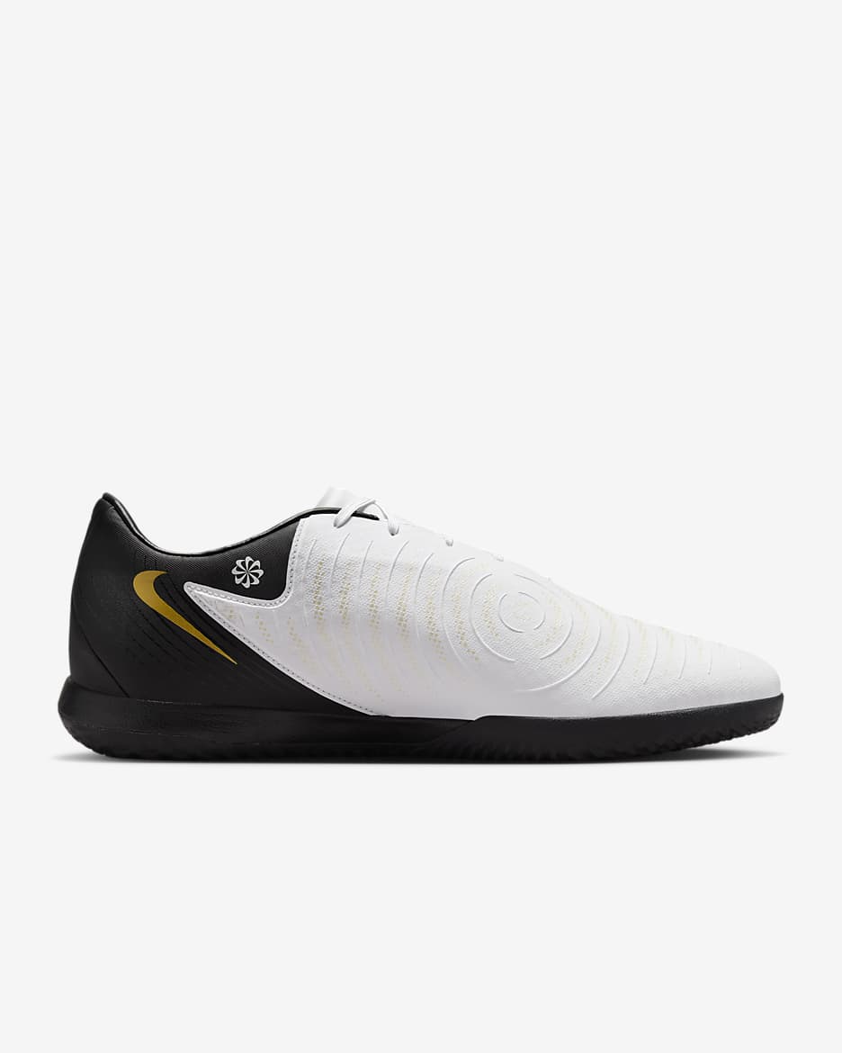 Nike Phantom GX 2 Academy IC Low-Top-Fußballschuh - Weiß/Metallic Gold Coin/Schwarz