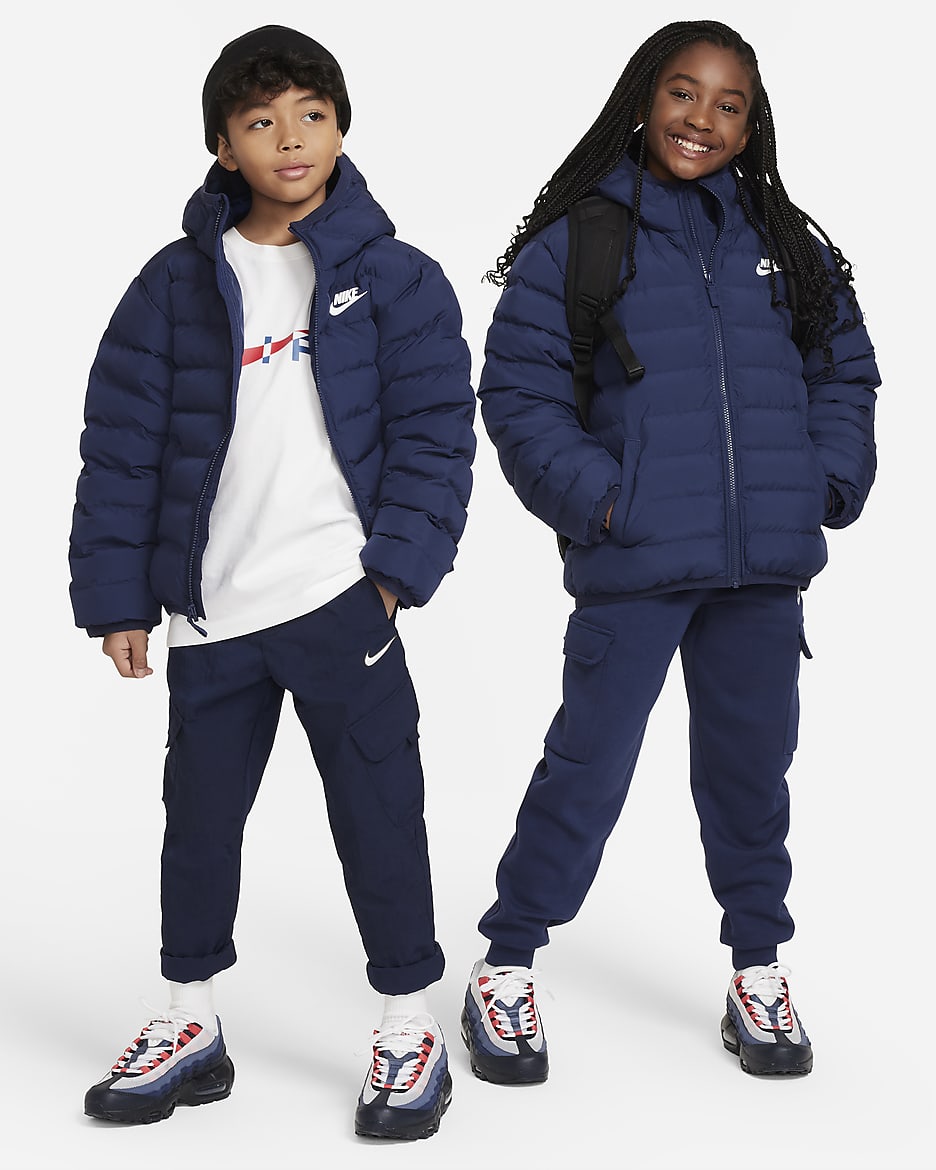 Nike Sportswear ledig jakke med hette og lett syntetisk fyll til store barn - Midnight Navy/Midnight Navy/Hvit