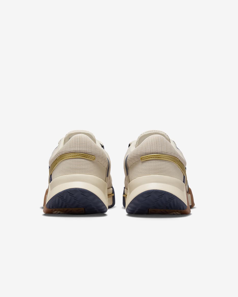 Nike GP Challenge 1 Premium tennisschoenen voor heren (gravel) - Sanddrift/Thunder Blue/Gum Medium Brown/Metallic Gold